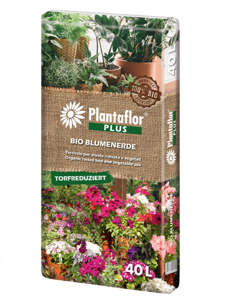 Produktbild von Plantaflor Plus Bio Blumenerde in einem 40 Liter Sack torfreduziert mit Pflanzen und Blumen im Hintergrund