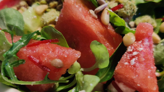 Sommer-Salat Deluxe: Wassermelone-Feldsalat mit Feta und ...