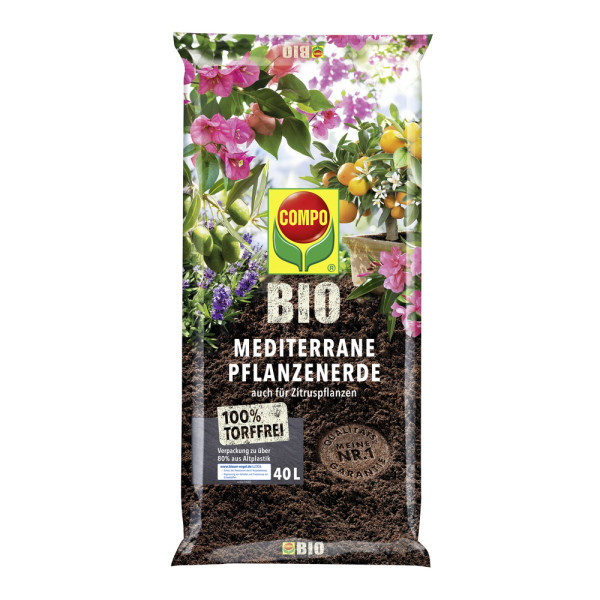 Produktbild von COMPO BIO Mediterrane Pflanzenerde torffrei 20l mit Pflanzen und Blüten im Hintergrund und Produktinformationen in deutscher Sprache.