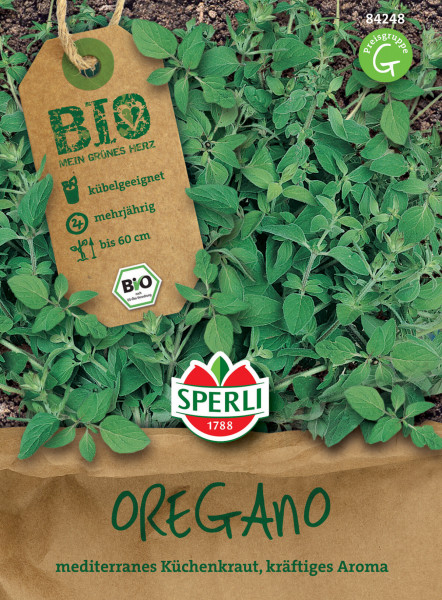 Produktbild von Sperli BIO Oregano mit Angaben zur mehrjährigen Kultivierung und bis 60 cm Wuchshöhe auf einem Pflanzenetikett über einem Hintergrund aus Oreganopflanzen.
