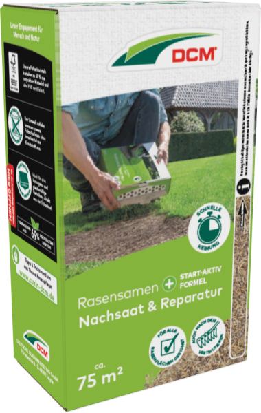 Produktbild von Cuxin DCM Rasensamen Nachsaat & Reparatur 1125g in einer grünen Streuschachtel mit Hinweisen und Markenlogo, im Hintergrund eine Person bei der Anwendung im Garten.