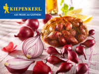Produktbild von Kiepenkerl Steckzwiebeln Rote Gr.12/24 250G mit roten Zwiebeln teils ausgepackt auf einer weißen Unterlage mit dem Markenlogo oben links und... Produktbild von Kiepenkerl Steckzwiebeln Rote Gr.12/24 250G mit roten Zwiebeln teils ausgepackt auf einer weißen Unterlage mit dem Markenlogo oben links und Zitronenscheibe sowie Kräutern im Hintergrund.