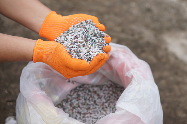2400-close-up-hands-hold-mixed-chemical-fertilizer-concept-chemical-fertilizer-production-use-in-agriculture-consists-of-basic-nutrients-which-are-nitrogen-and-phosphate-p2o5and-po