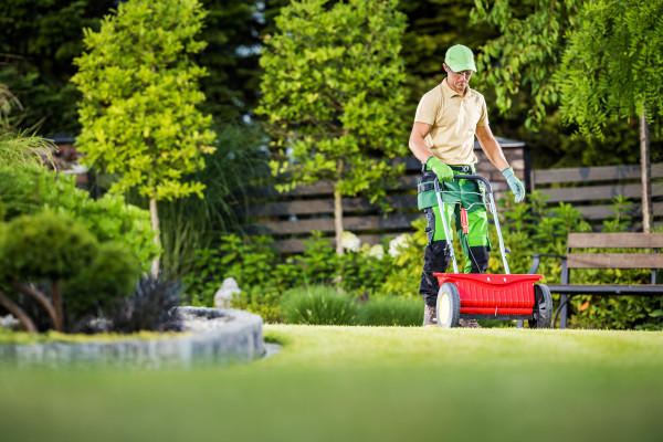 2400-professional-gardener-with-lawn-and-garden-seed-spreader