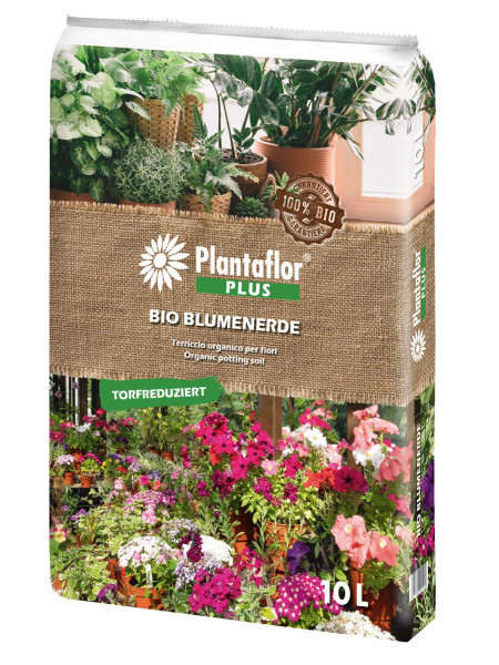 Produktbild von Plantaflor Plus Bio Blumenerde in einer 10 Liter Verpackung mit Hinweis auf Torfreduzierung und Abbildungen verschiedener Pflanzen im Hintergrund.