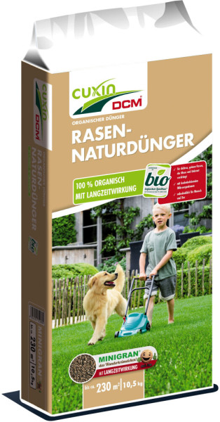 Produktbild von Cuxin DCM Rasen-Naturdünger Minigran 10, 5, kg mit Darstellung der Verpackung, Kennzeichnung als organischer Langzeitdünger, Hinweis auf die biologische Beschaffenheit und bildliche Darstellung eines Kindes mit Rasenmäher und Hund auf grün