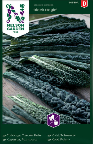 Produktbild von Nelson Garden Schwarzkohl Black Magic mit mehreren Blättern des dunkelgrünen Gemüses auf einer Holzoberfläche und Verpackungsinformationen in deutscher Sprache.
