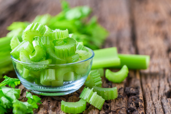 2400-fresh-sliced-green-celery-in-glass-on-wood-background