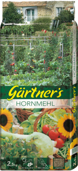 Produktbild von Gaertners Hornmehl in einem 2, 5, kg Beutel mit Griff und Abbildungen von einem Gemüsegarten sowie frischem Gemüse darauf.