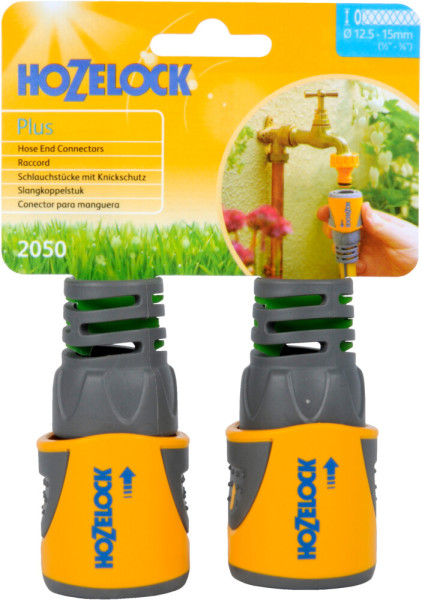 Produktbild von Hozelock Schlauchkupplung Plus in einer Doppelpackung geeignet fuer 125 und 15 mm Schlaeuche mit Verpackung und Anzeige einer Anwendung am Wasserhahn im Hintergrund